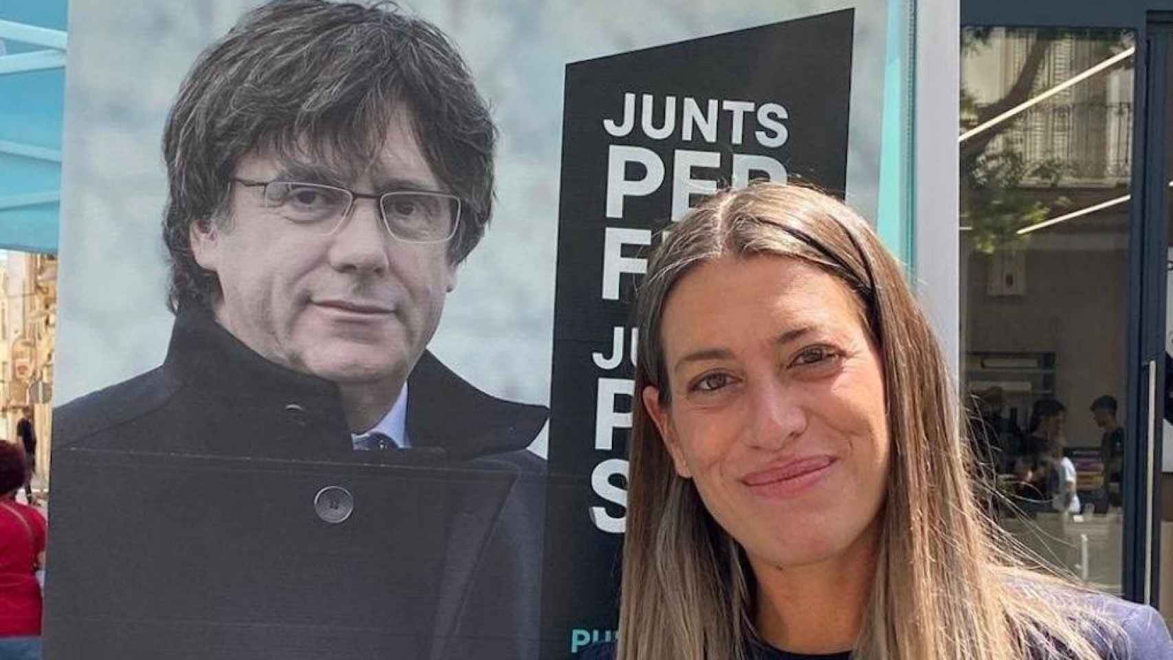 La portavoz de Junts en el Congreso, Míriam Nogueras, delante de un cartel electoral del expresidente de la Generalitat fugado Carles Puigdemont