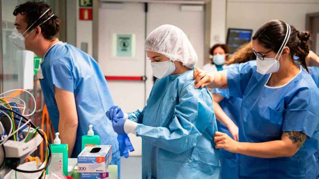 Sanitarios portando material en un hospital de Barcelona