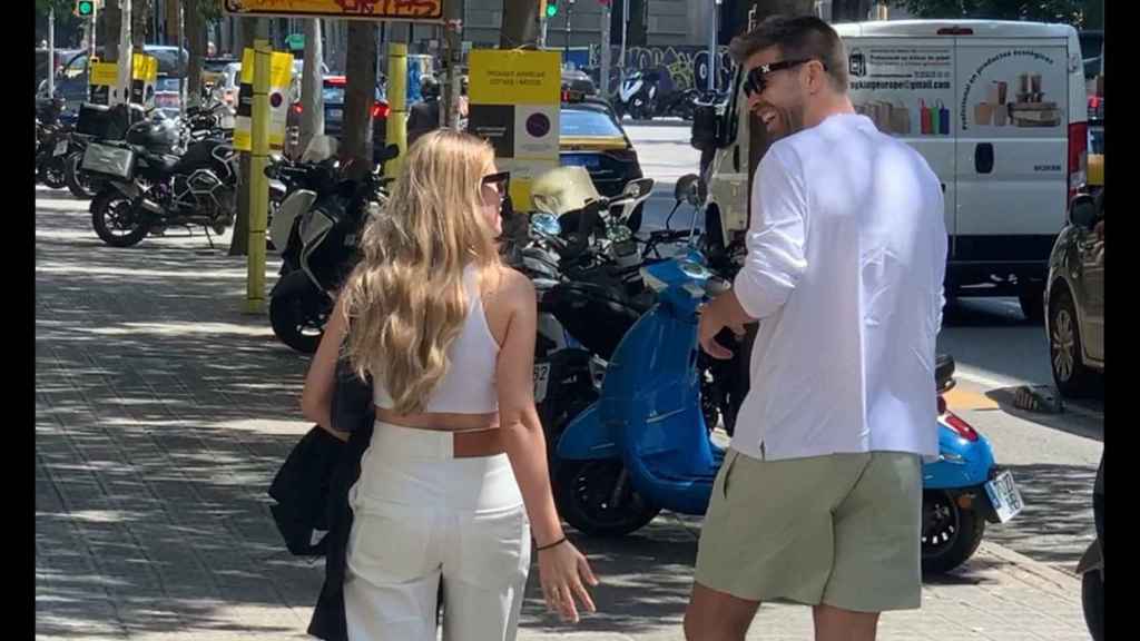 Gerard Piqué y Clara Chía pasean por las calles de Barcelona muy acaramelados