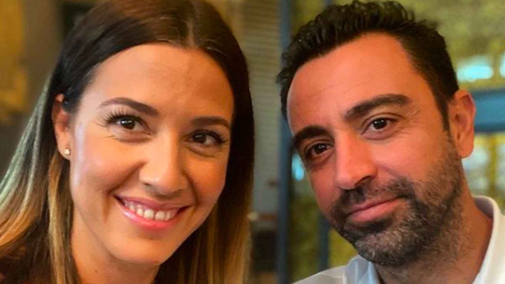 Xavi Hernández, junto a su esposa Núria Cunillera, durante una salida / REDES