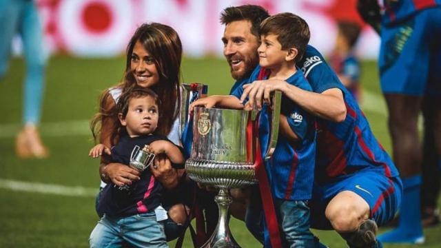 Leo Messi y Antonella, junto a sus hijos celebrando un título con el Barça / REDES