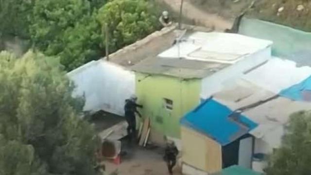 Dos agentes de los GEI participan en la detención del acusado de presuntamente apuñalar a dos menores en febrero en Tarragona