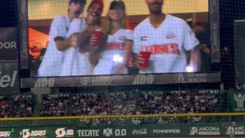 Ester Expósito, cazada en un partido de béisbol en México / INSTAGRAM