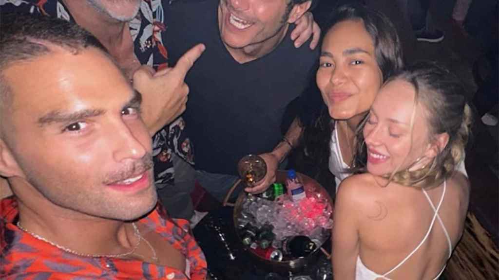 Ester Expósito, junto a algunos amigos saliendo de fiesta en México / INSTAGRAM