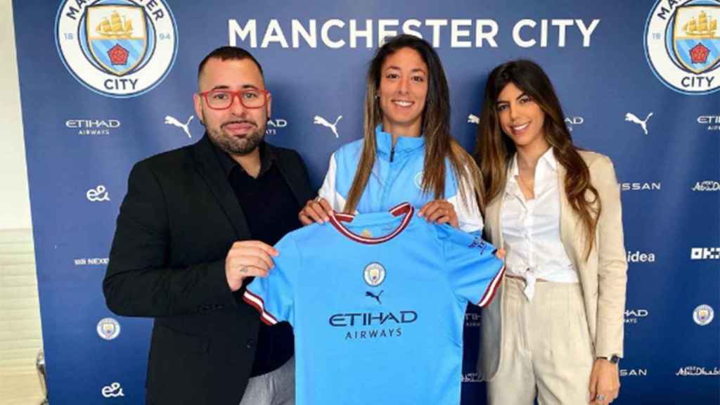 Carlota Planas, junto a Leila Ouahabi tras firmar con el Manchester City / REDES