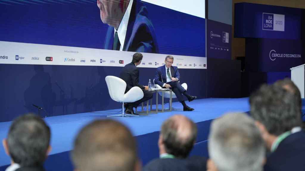El diálogo entre el líder del PP, Alberto Núñez Feijóo, y el presidente del Círculo de Economía, Jaume Guardiola, en la Reunión de 2023