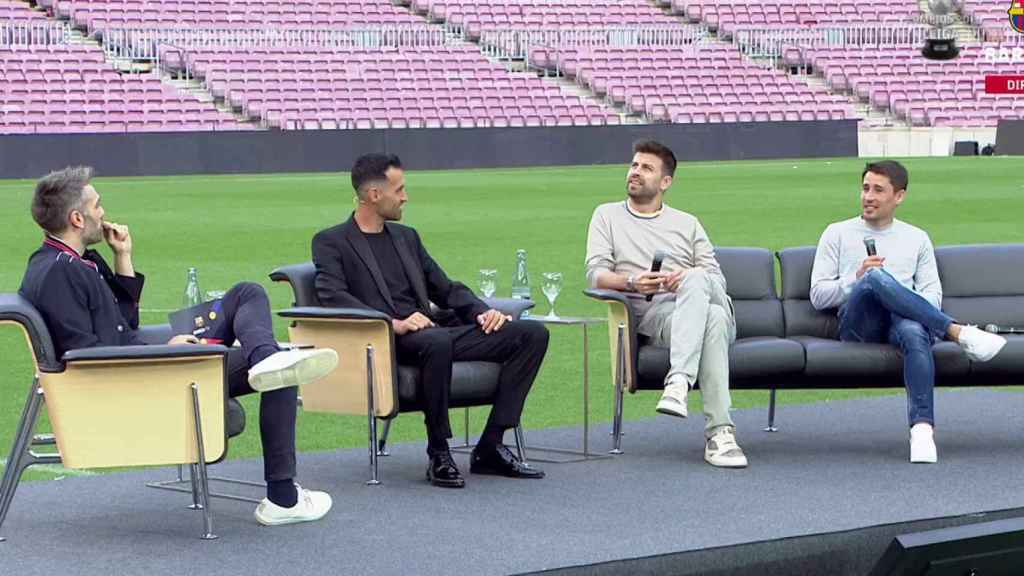 Sergio Busquets disfruta de su acto de despedida, junto a Piqué y Bojan / FCB