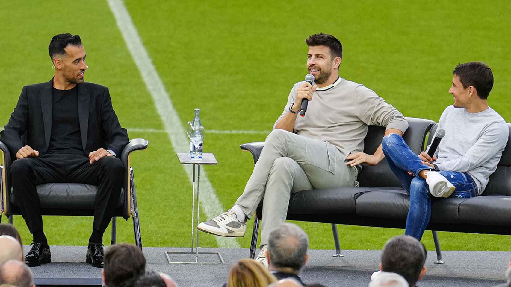 Sergio Busquets disfruta de su acto de despedida, junto a Piqué y Bojan / EFE