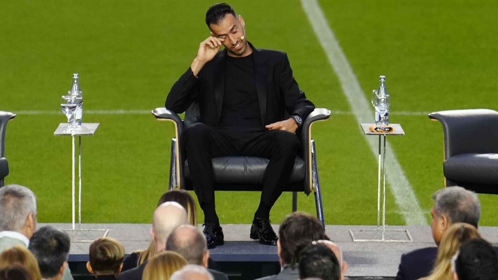 Sergio Busquets, emocionado, durante su homenaje