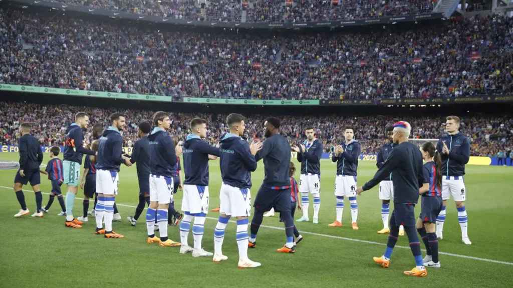 Los jugadores de la Real Sociedad hacen el pasillo a los del Barça tras ganar la Liga