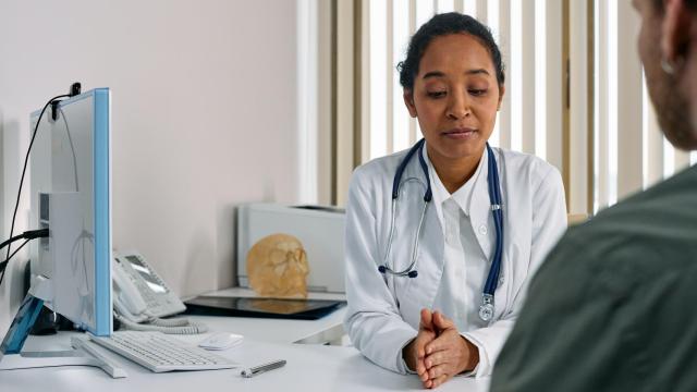 Un médico atiende a su paciente en una imagen de archivo
