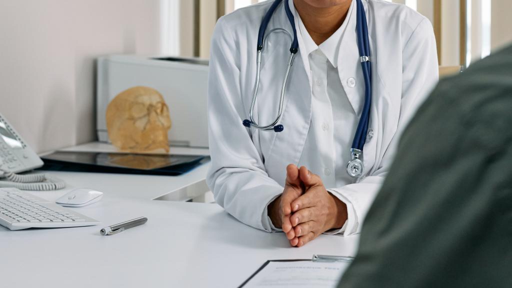 Un médico atiende a su paciente en una imagen de archivo