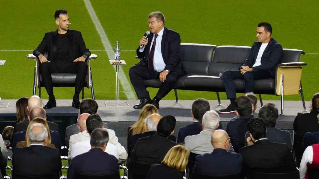 Joan Laporta y Xavi Hernández, con Sergio Busquets en su despedida