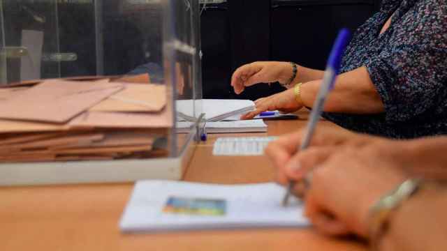 Fotografía de archivo de una mesa electoral