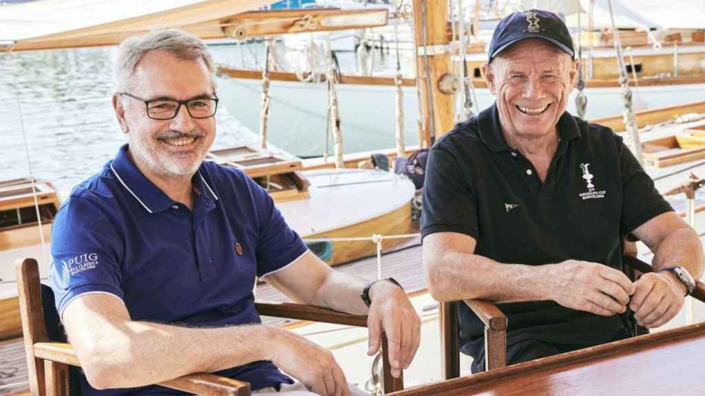 El presidente ejecutivo de Puig, Marc Puig (i), y el capitán del equipo de vela de Nueva Zelanda para la Copa América, Grant Dalton