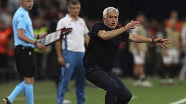 Mourinho reacciona a una jugada de la final de la Europa League / EFE