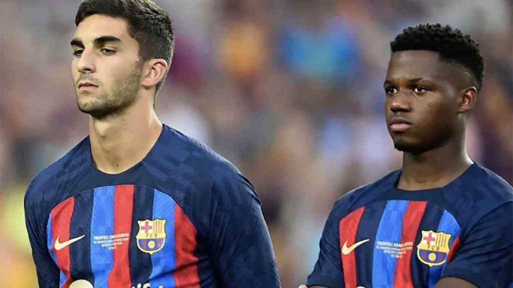 Ferran Torres y Ansu Fati, antes de un partido con el FC Barcelona