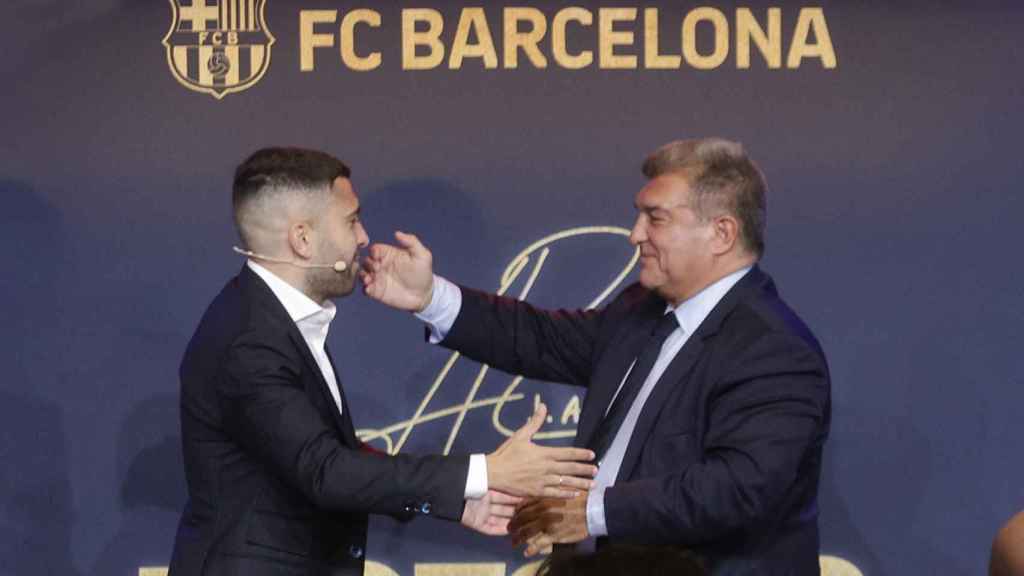 El abrazo entre Jordi Alba y Joan Laporta, en la despedida del lateral izquierdo / EFE