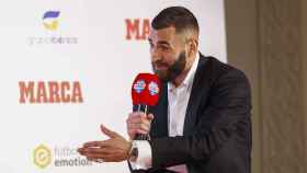 Karim Benzema recibe el trofeo Marca Leyenda por su trayectoria deportiva / EFE