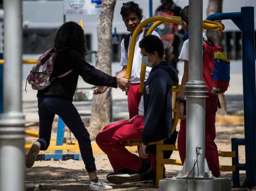 Un grupo de chicos jóvenes