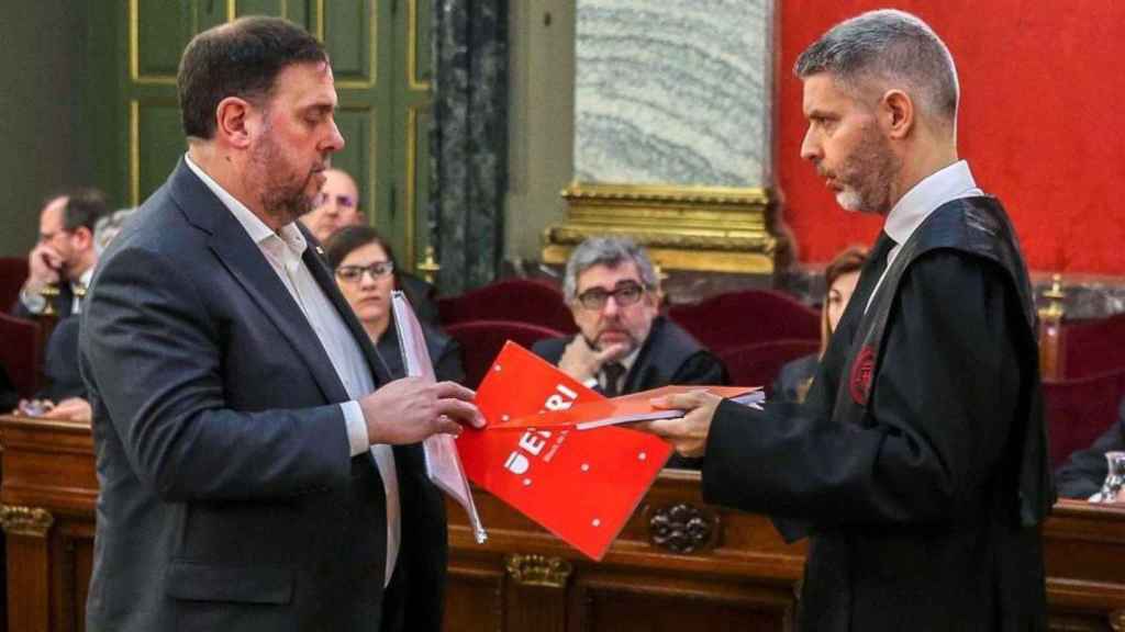 El abogado Andreu van den Eynde (d) y su cliente, Oriol Junqueras (i)