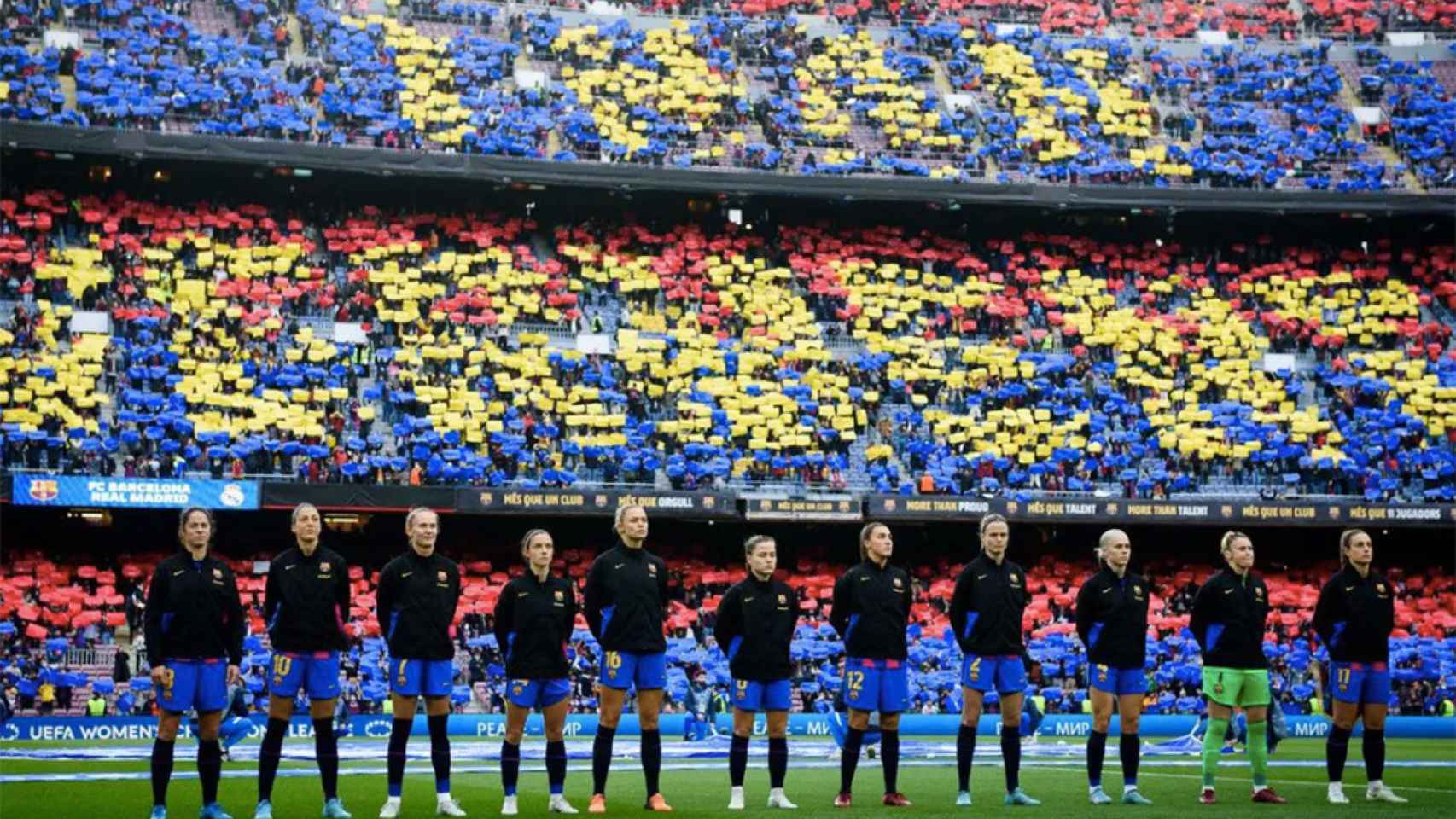 El Barça Femenino, antes de un partido de Champions League en el Camp Nou / FCB