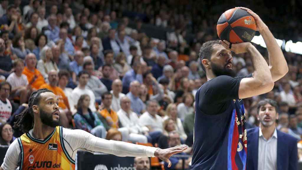 Mirotic acierta un triple, durante el triunfo del Barça contra el Valencia