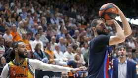 Mirotic acierta un triple, durante el triunfo del Barça contra el Valencia / EFE