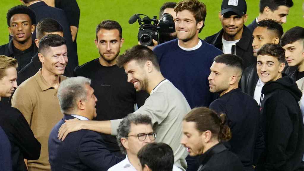 Gerard Piqué saluda a Joan Laporta en la despedida de Sergio Busquets