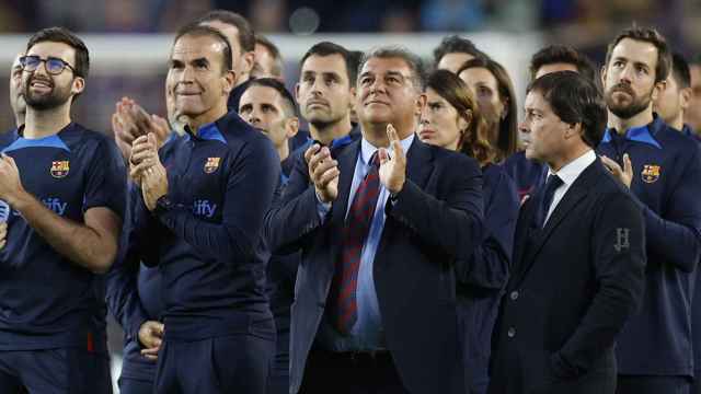 Joan Laporta, en compañía del staff técnico de Xavi, durante la celebración del título de Liga / EFE