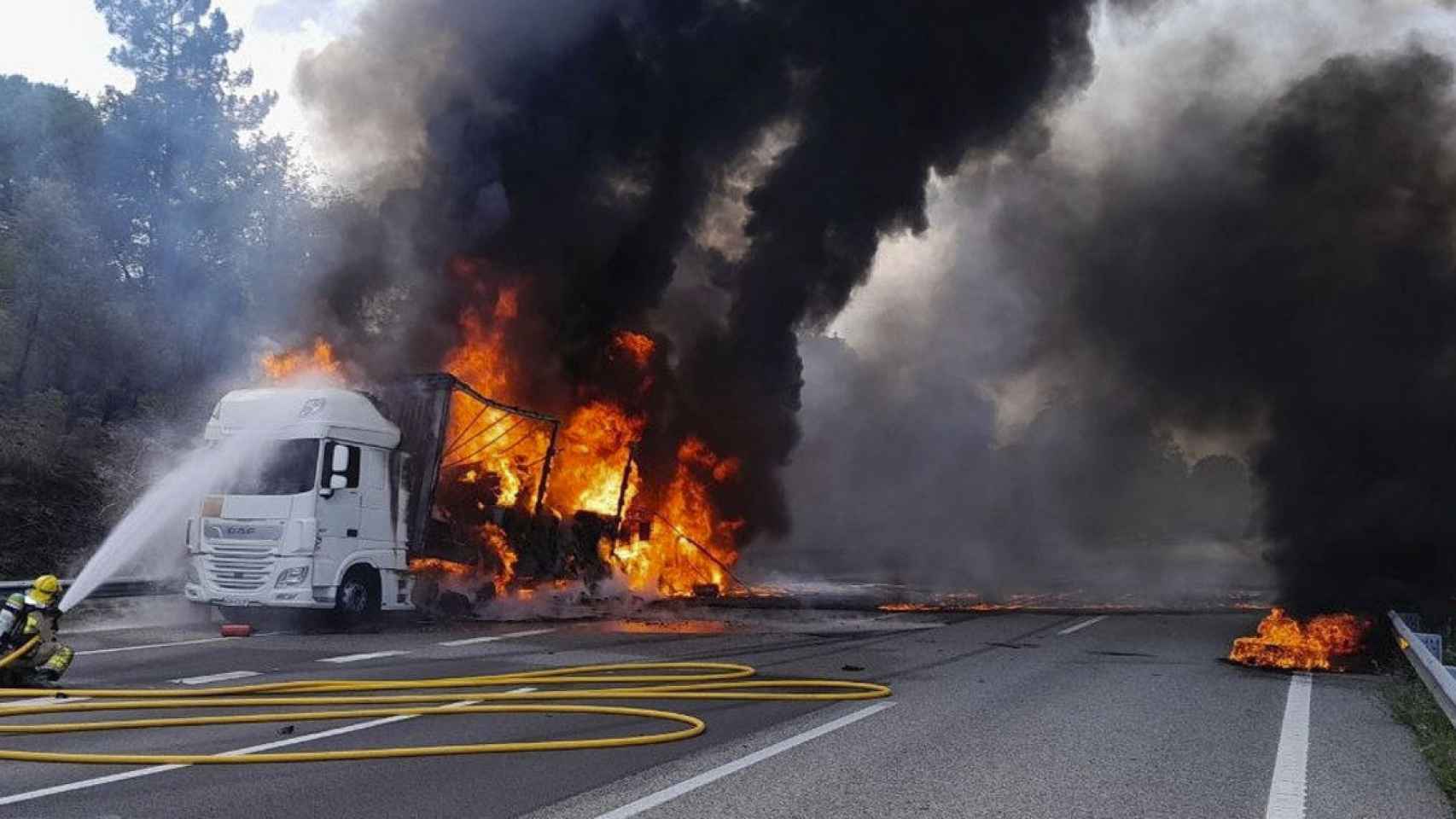 Camión incendiado en la AP-7, a la altura de Vilobí d'Onyar, Girona