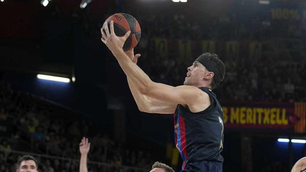 Kyle Kuric, del Barça, entra a canasta ante el Valencia