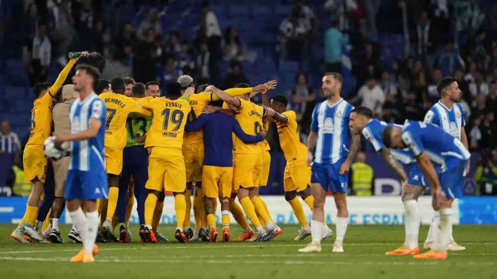 Los jugadores del Barça celebran la Liga en el campo del Espanyol