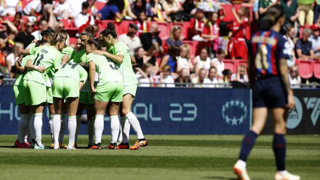 Las jugadoras del Wolfsburgo celebran su primer gol al Barça