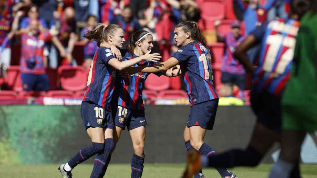 Las futbolistas del Barça celebran un gol de Patri Guijarro