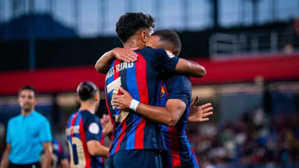 El abrazo de Moha y Chadi Riad, tras el primer gol del Barça B contra el Real Madrid