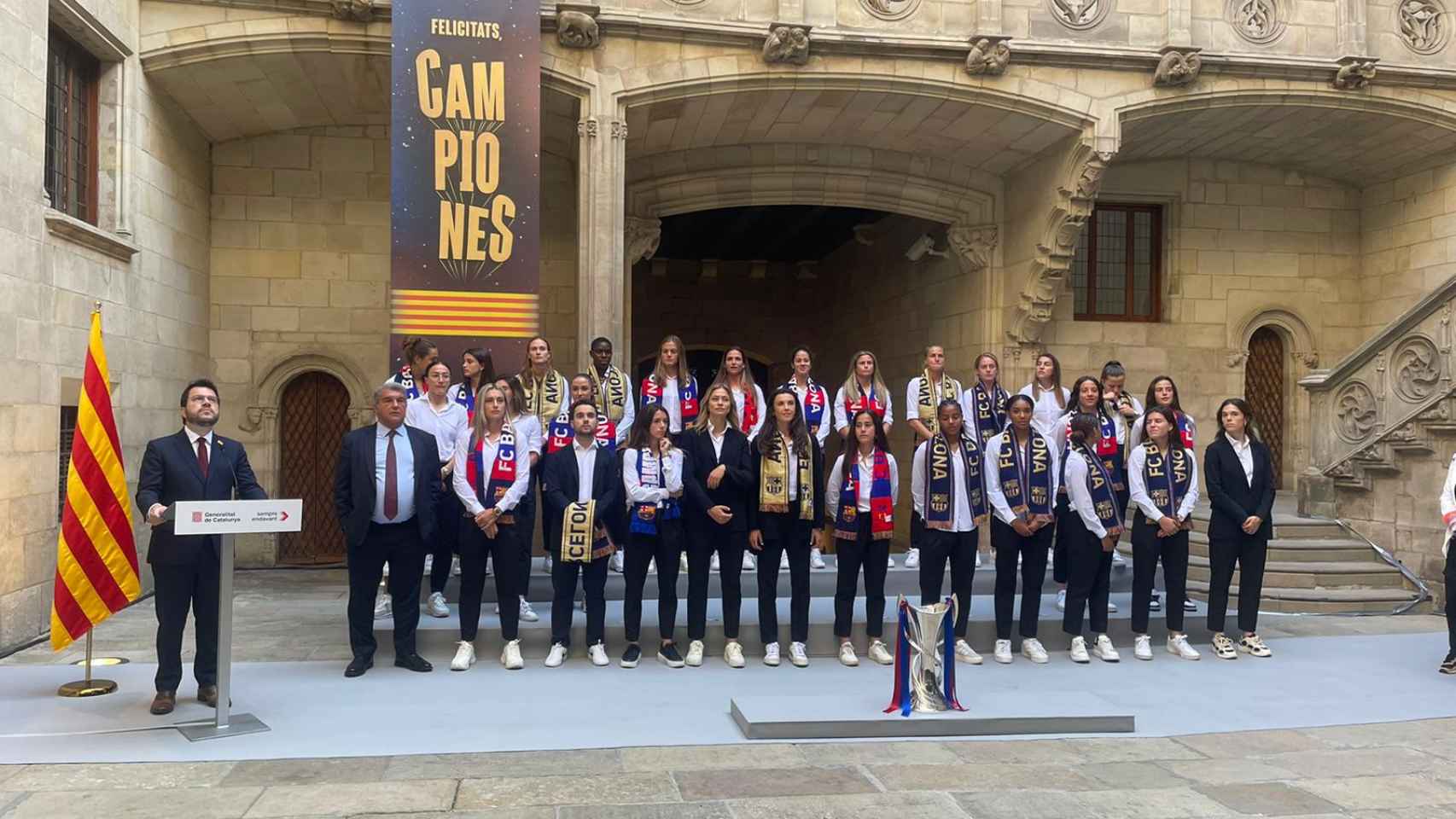 Barcelona rinde pleitesía a las campeonas de Europa