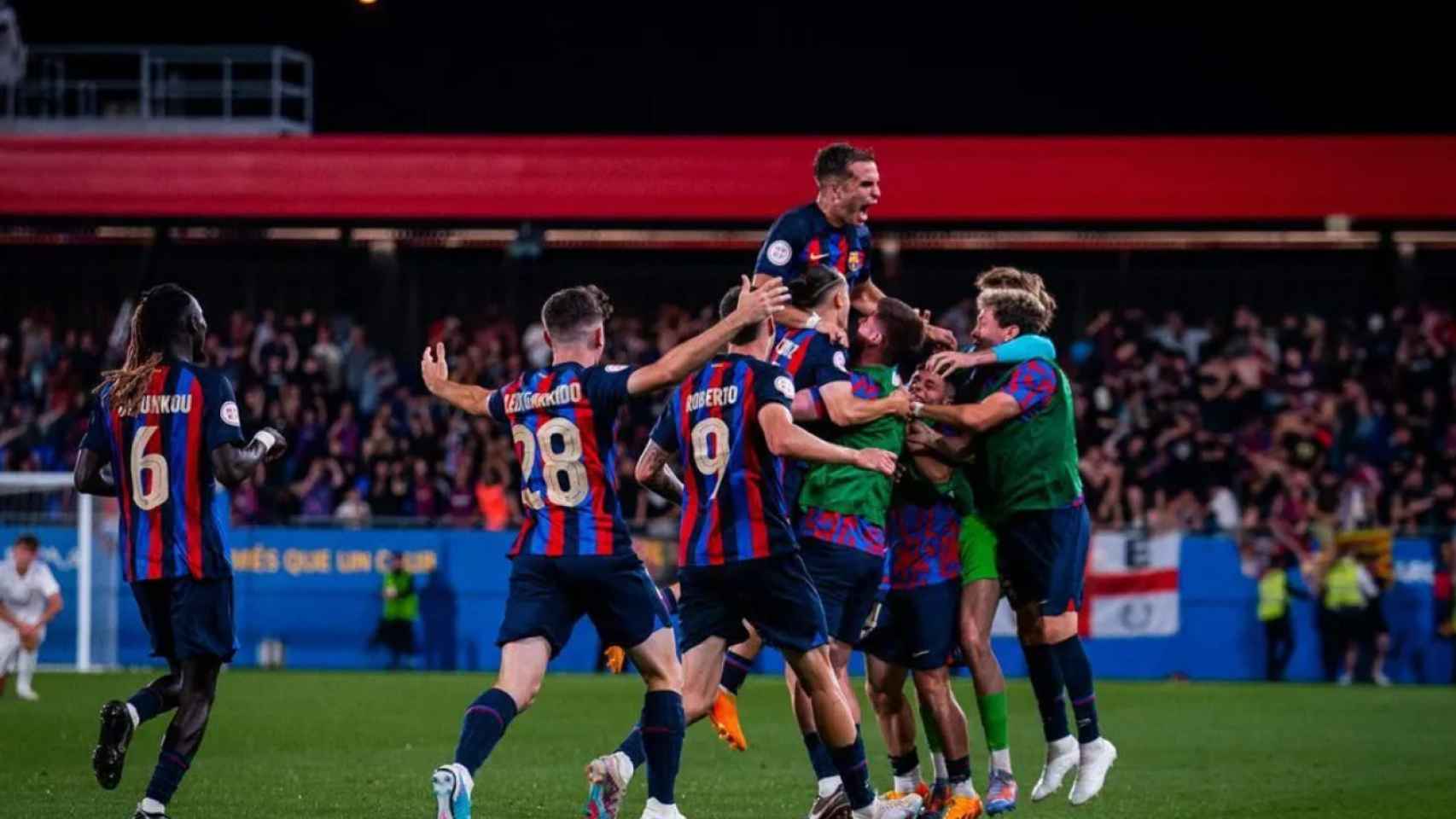 Los jugadores del Barça B enloquecen con la victoria en el mini clásico