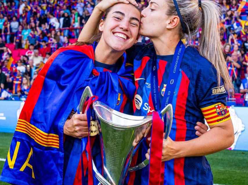 Alexia Putellas besa a Patri Guijarro, autora de dos goles en la final de la Champions