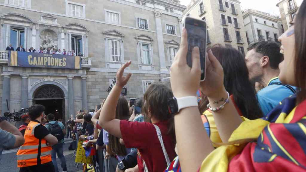 Los culés vitorean a las campeonas de Europa en Barcelona