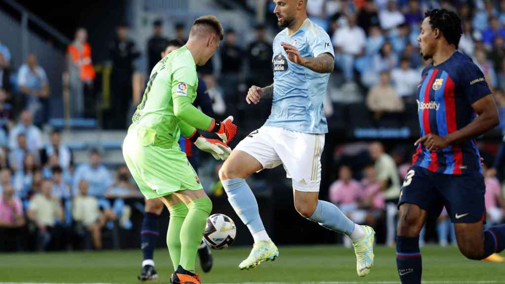 Ter Stegen atrapa un balón en el partido contra el Celta