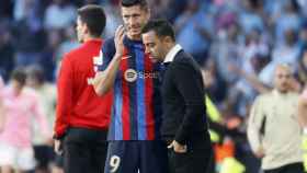 Xavi da instrucciones a Lewandowski