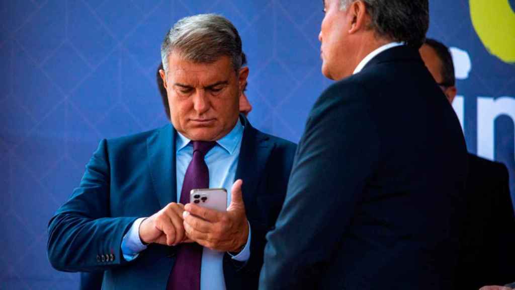 Joan Laporta, mirando el móvil en una imagen de archivo