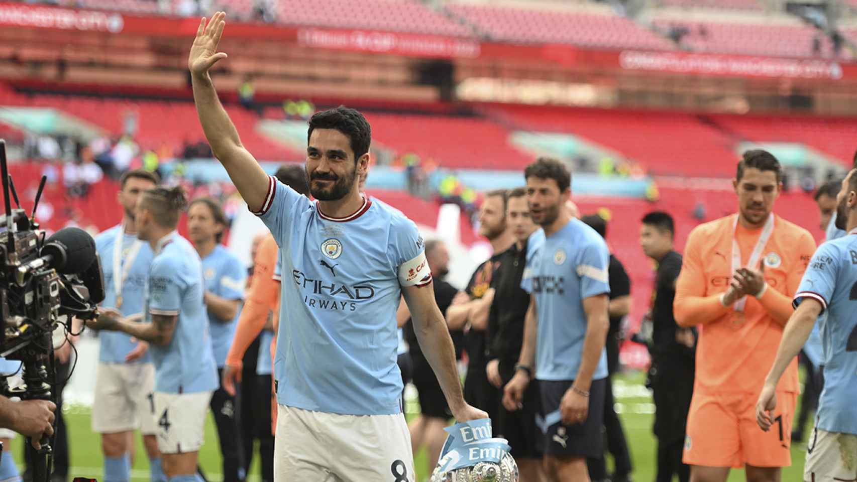 Ilkay Gundogan festeja la conquista de la FA Cup junto a la afición del City / EFE