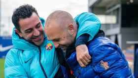 Xavi abraza a Iniesta durante un entrenamiento del Barça / FCB