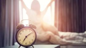 Un despertador despierta a una mujer de su sueño