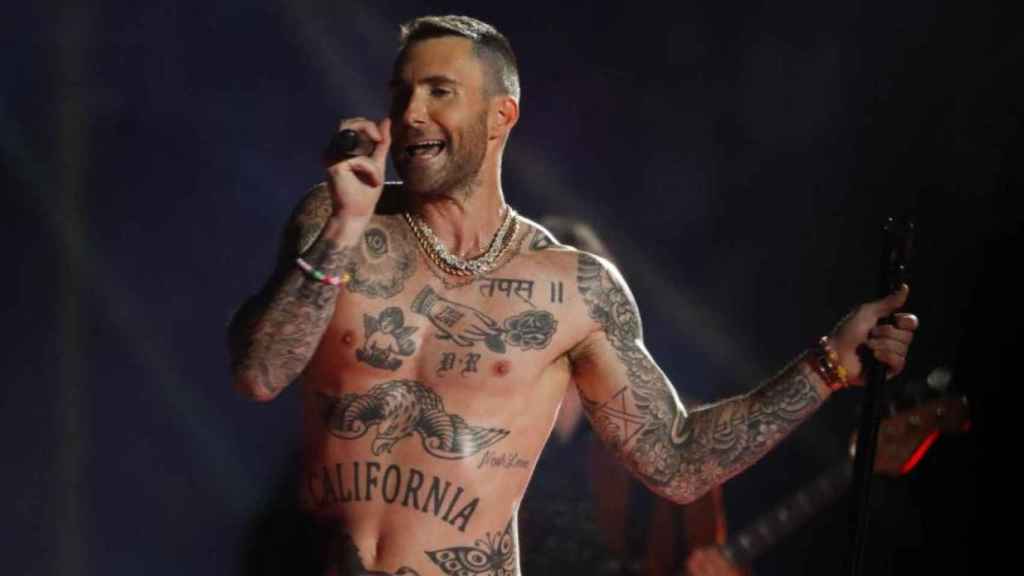 Adam Levine de Maroon 5 en concierto