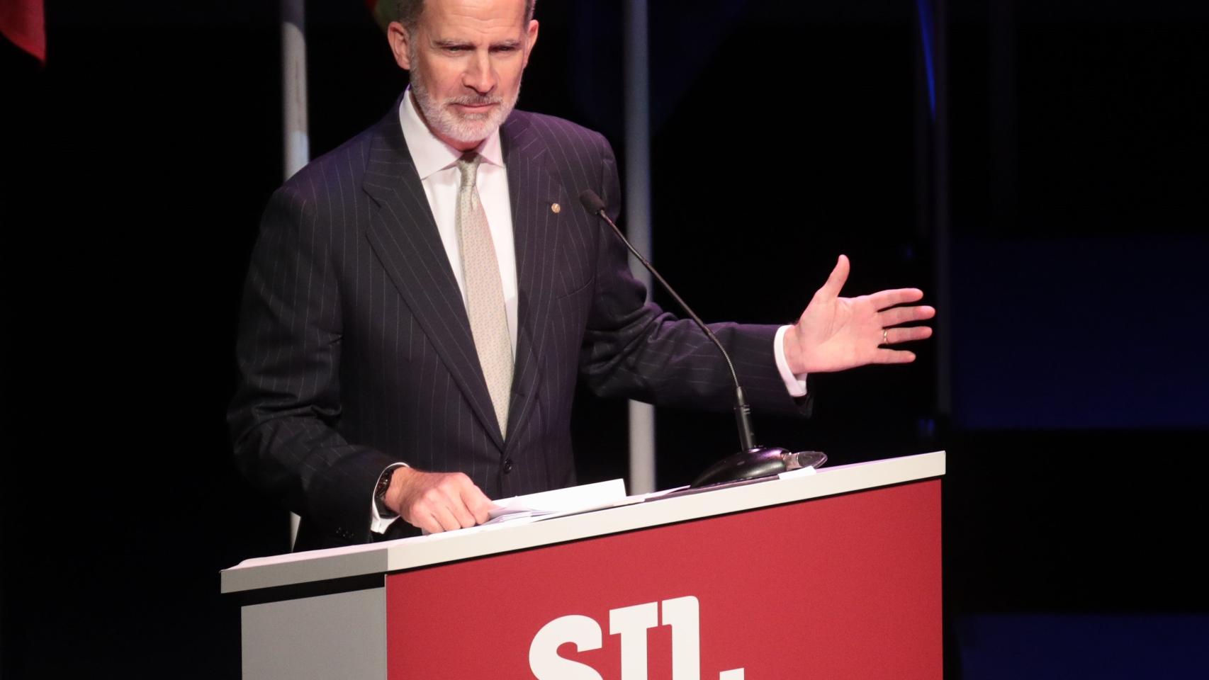 El rey Felipe VI, durante su intervención en 'La Nit de la Logística' de Barcelona, que da el pistoletazo de salida al Salón Internacional de la Logística (SIL)