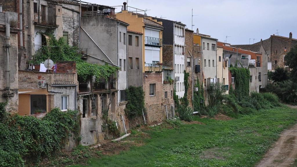 Cauce del río Daró en una imagen de archivo de La Bisbal d'Empordà