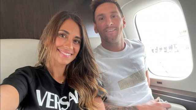 Leo Messi y Antonella Roccuzzo, dentro de un avión